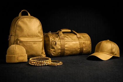 Prémium fitness kiegészítők fekete háttéren – hátizsák, sporttáska, karkötők, téli sapka és baseball sapka lifestyle kategóriaképhez.