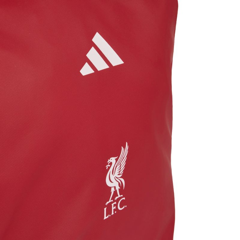 Liverpool FC hátizsák fehér klubcímere és adidas logója közelről