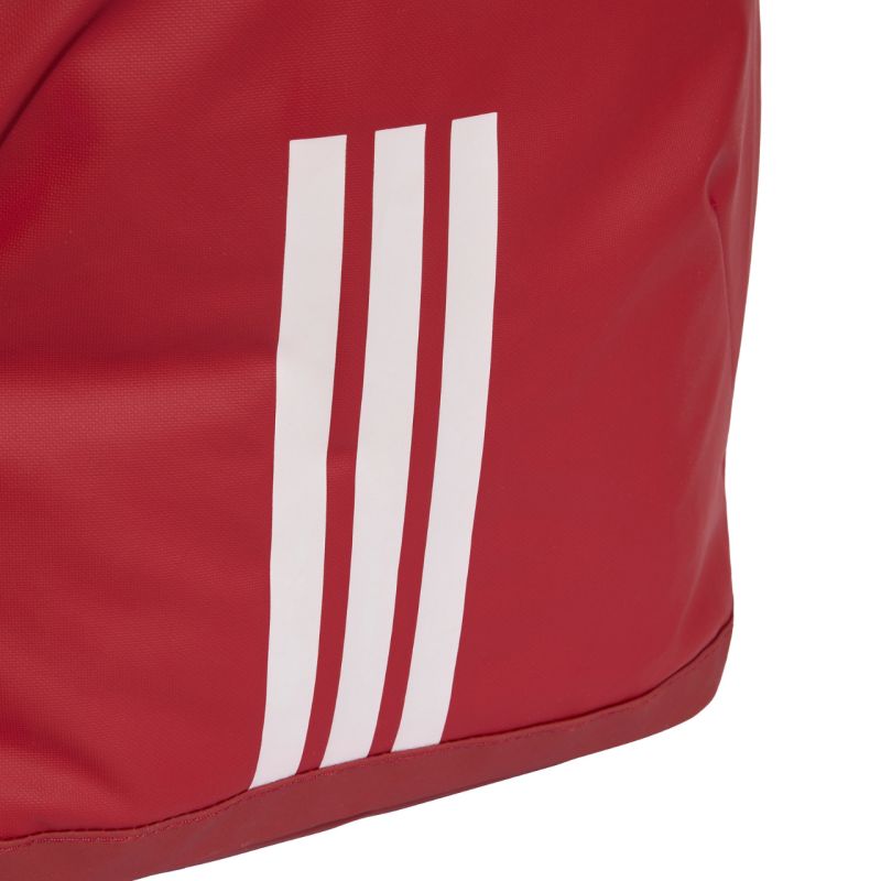 adidas Liverpool FC hátizsák elülső háromcsíkos részlete