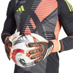 Kapus az adidas Predator IN1599 kesztyűben labdát tart