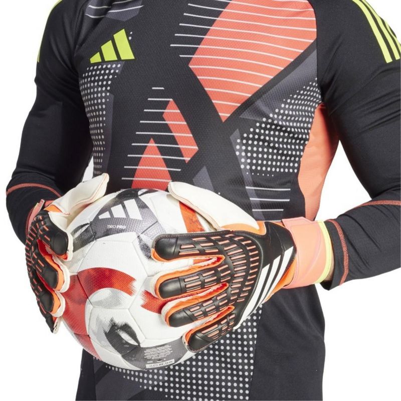 Kapus az adidas Predator IN1599 kesztyűben labdát tart