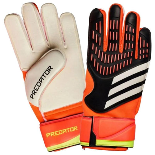 Az adidas Predator IN1599 kézháta és világos tenyere közelről