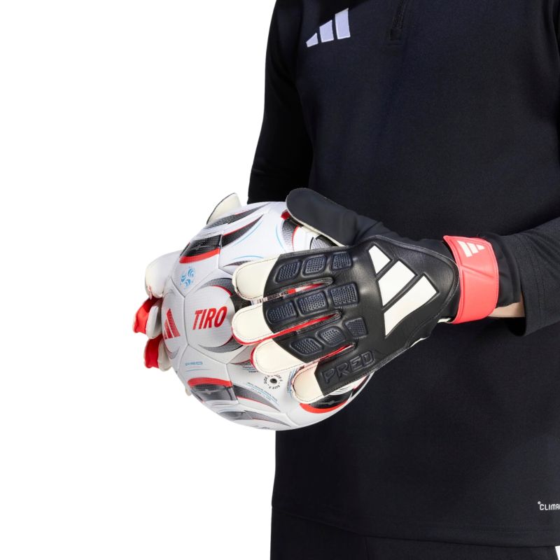 Az adidas Predator Training KA7787 kapuskesztyű labdafogás közben derékmagasságban