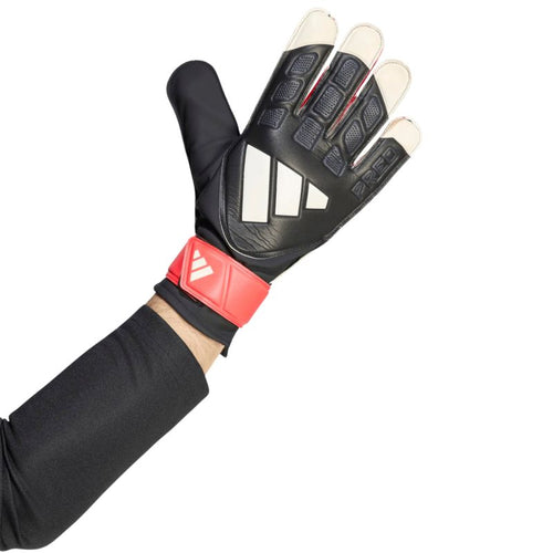 Az adidas Predator Training KA7787 fekete kézháta viselés közben