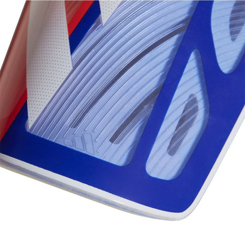 adidas Tiro IW3789 héjának kék-fehér-piros grafikája és adidas jelzése közelről