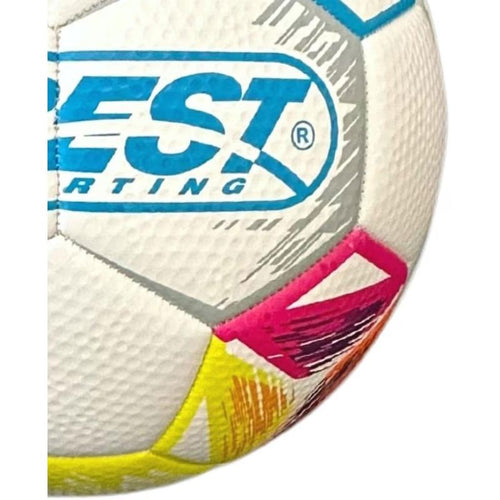 A Spirit focilabda texturált felülete és kék BEST SPORTING felirata közelről