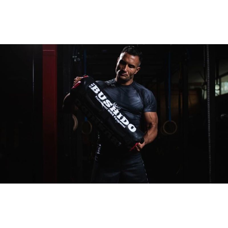 DBX Bushido állítható sandbag edzőzsák, 35 kg-ig. Fogantyúkkal kialakított edzőzsák emelő és cipelő gyakorlatokhoz. 2. gyári termékfotó.