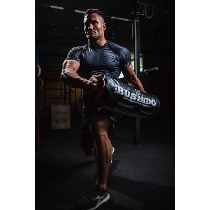 DBX Bushido állítható sandbag edzőzsák, 35 kg-ig. Fogantyúkkal kialakított edzőzsák emelő és cipelő gyakorlatokhoz. 3. gyári termékfotó.