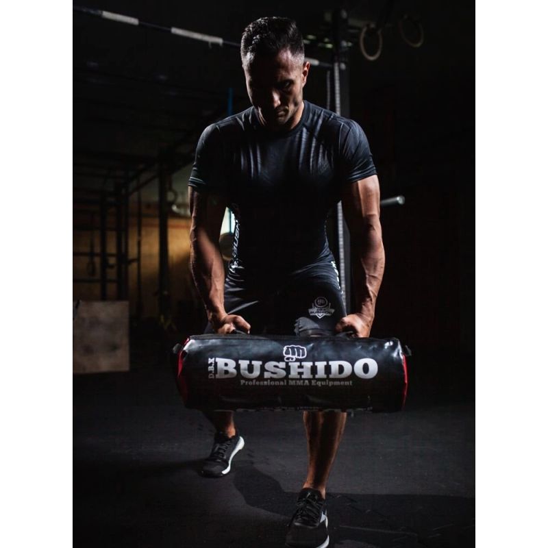DBX Bushido állítható sandbag edzőzsák, 35 kg-ig. Fogantyúkkal kialakított edzőzsák emelő és cipelő gyakorlatokhoz. 6. gyári termékfotó.