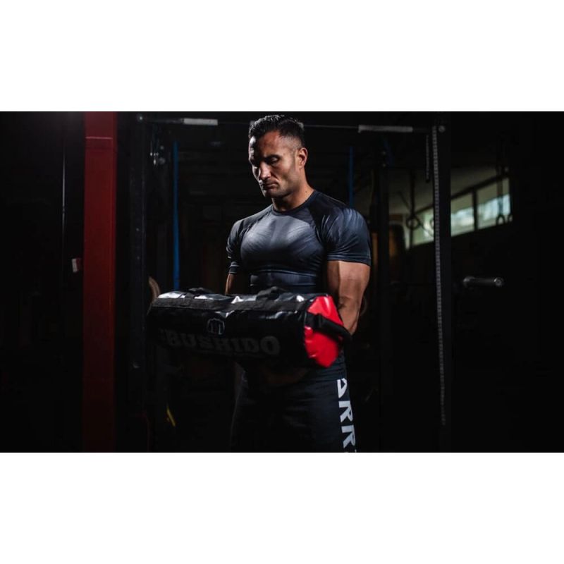 DBX Bushido állítható sandbag edzőzsák, 35 kg-ig. Fogantyúkkal kialakított edzőzsák emelő és cipelő gyakorlatokhoz. 13. gyári termékfotó.