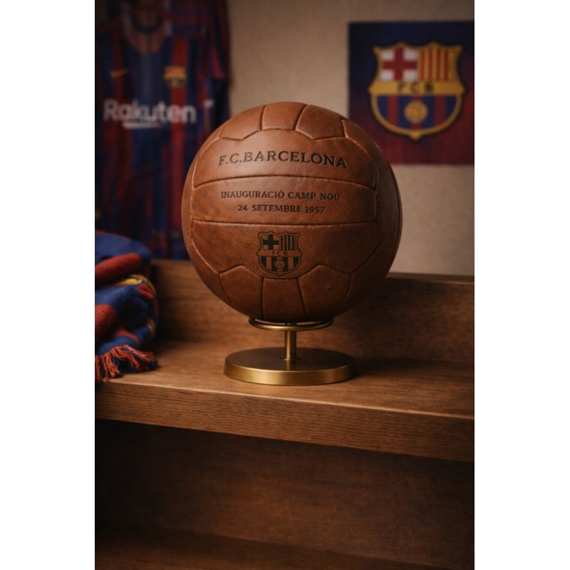 FC Barcelona Retro Historico labda szurkolói környezetben bemutatva