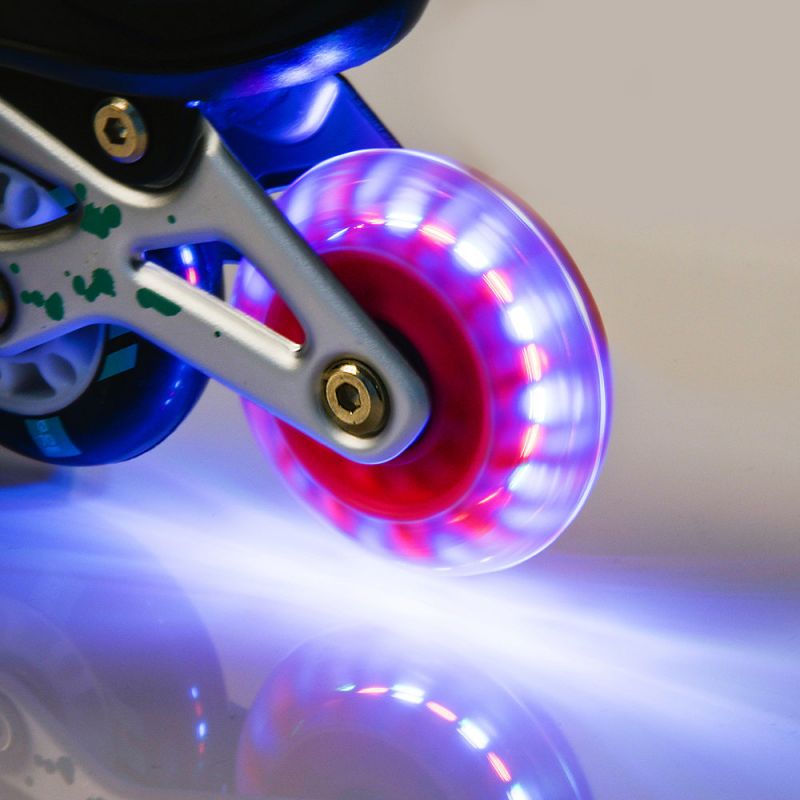 Világító LED-es görkorcsolya kerék közelről, mozgás közben színes fényhatással.
