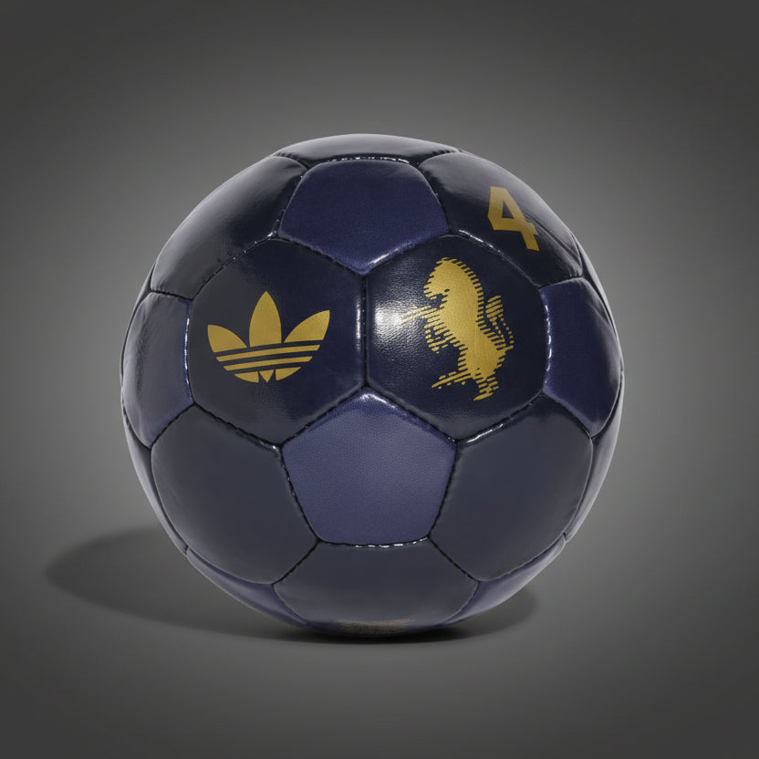 Adidas Juventus Club Trefoil focilabda: elegáns sötétkék-arany dizájn a klasszikus lóhere logóval és a torinói csapat jelképével.