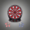 43 cm átmérőjű elektronikus darts tábla piros színben, digitális kijelzővel és automatikus pontszámoló rendszerrel, 1–8 játékos részére, otthoni használatra.