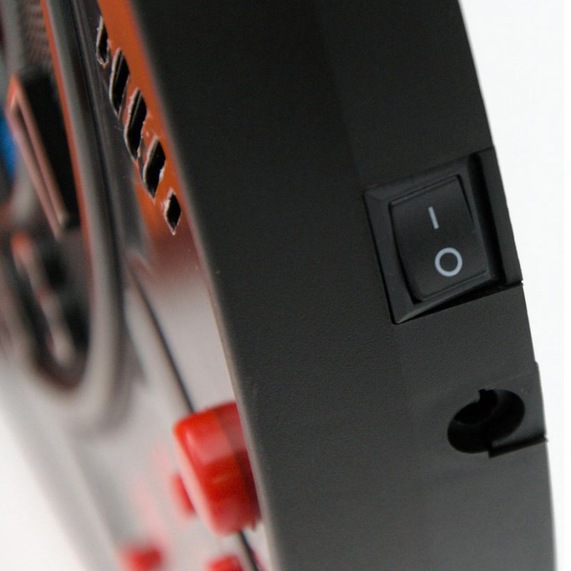 Elektronikus darts tábla oldalsó részlete bekapcsoló gombbal és hálózati adapteres működéssel.