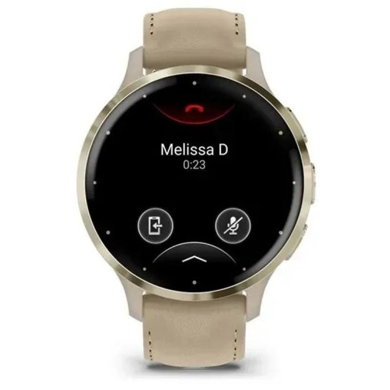Garmin 010-02785-55 41 mm-es AMOLED okosóra aranyszínű kerettel és bézs szíjjal, elölnézetből, a kijelzőn folyamatban lévő telefonhívással.