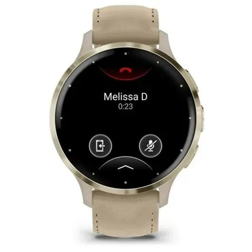 Garmin 010-02785-55 41 mm-es AMOLED okosóra aranyszínű kerettel és bézs szíjjal, elölnézetből, a kijelzőn folyamatban lévő telefonhívással.