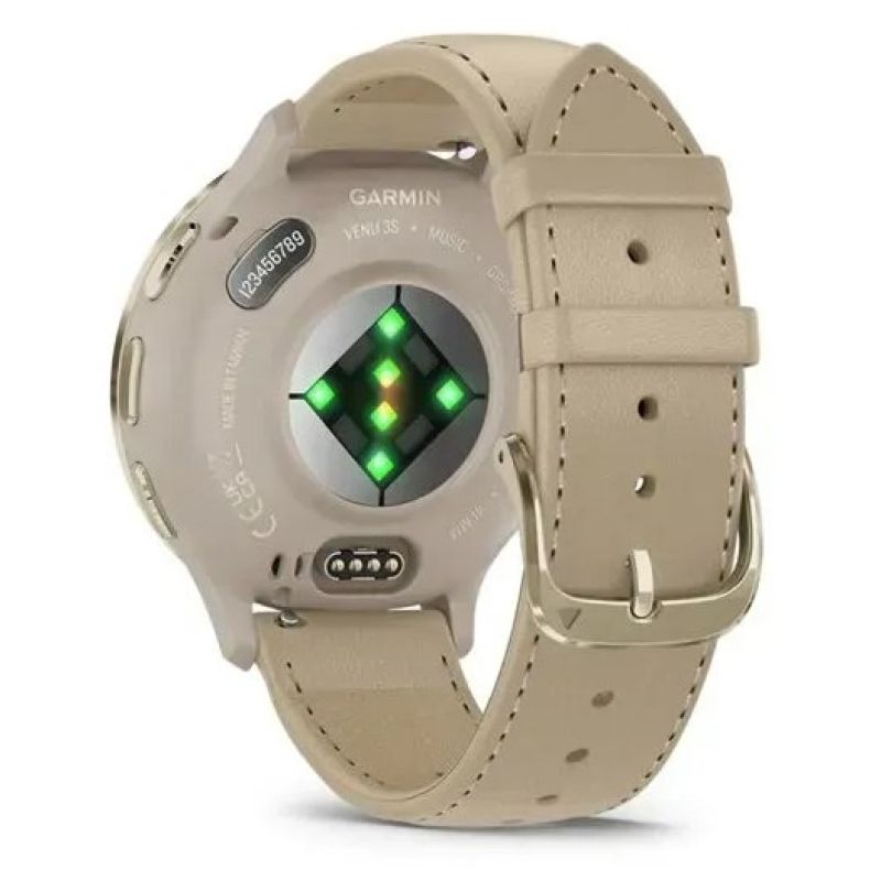 Garmin 010-02785-55 41 mm-es okosóra hátulnézetből, bézs szíjjal, aranyszínű csattal, világító optikai pulzusérzékelővel és töltőérintkezőkkel.