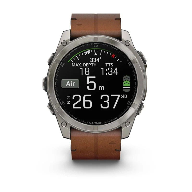 Garmin Fenix 8 AMOLED 51 mm-es okosóra barna bőrszíjjal, elölnézetből, a kijelzőn búvármóddal, merülési adatokkal és iránytűvel.