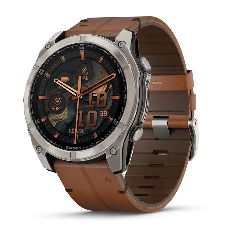 Garmin Fenix 8 AMOLED 51 mm-es okosóra barna szíjjal, ezüstszínű lünettával és sötét számlappal, ferdén elölről.