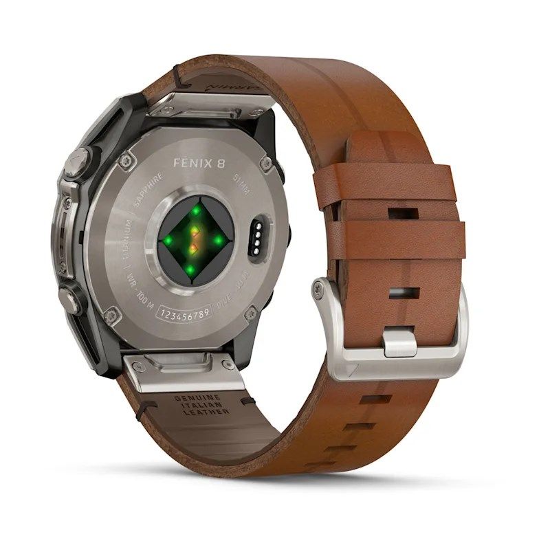 Garmin Fenix 8 AMOLED 51 mm-es okosóra hátulnézetből, barna bőrszíjjal, a hátlapon világító optikai pulzusérzékelővel és töltőérintkezőkkel.