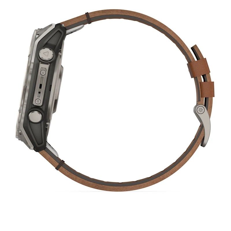 Garmin Fenix 8 AMOLED 51 mm-es okosóra oldalnézetből, barna szíjjal, fémcsattal és az óratok oldalán látható kezelőgombokkal.