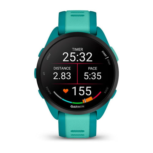 Garmin Forerunner 165 Music AMOLED 43 mm-es sportóra türkizkék szilikonszíjjal, szemből nézve, a kijelzőn aktív futási adatokkal és pulzusméréssel