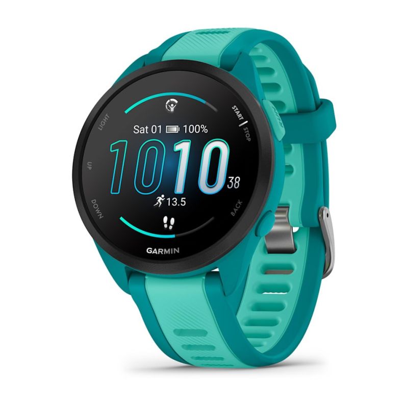 Garmin Forerunner 165 Music AMOLED 43 mm-es sportóra türkizkék szilikonszíjjal, enyhén oldalnézetből, digitális óralappal és aktivitási adatokkal a kijelzőn