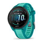 Garmin Forerunner 165 Music AMOLED 43 mm-es sportóra türkizkék szilikonszíjjal, enyhén oldalnézetből, digitális óralappal és aktivitási adatokkal a kijelzőn