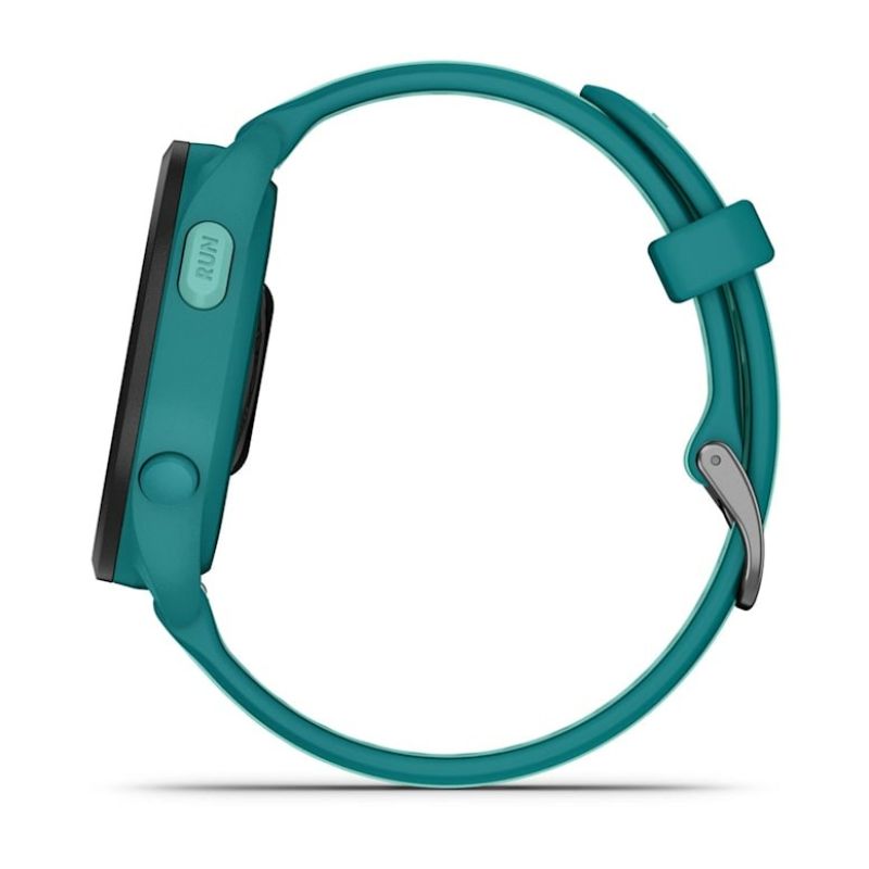 Garmin Forerunner 165 Music AMOLED 43 mm-es sportóra türkizkék szilikonszíjjal, profilból a jobb oldali RUN gombbal és kezelőszervekkel