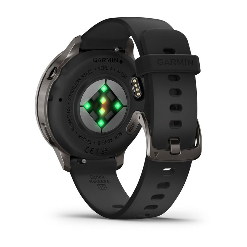 Garmin Venu 4 41 mm-es okosóra palaszürke acélkerettel és fekete szilikonszíjjal, hátulról nézve, az aktív pulzusmérő szenzorral és a töltőcsatlakozóval [cite: 8, 13]