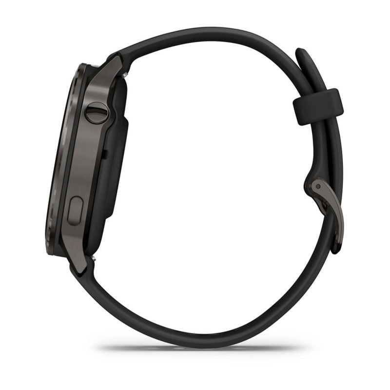 Garmin Venu 4 41 mm-es okosóra palaszürke rozsdamentes acél kerettel és fekete szilikonszíjjal, profilból a jobb oldali kezelőgombokkal