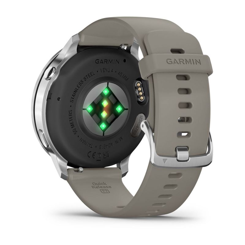 Garmin Venu 4 45 mm-es okosóra ezüst kerettel és szürke szilikonszíjjal, hátulról nézve, a működő optikai pulzusmérő és egészségügyi szenzorokkal, valamint a töltőcsatlakozóval