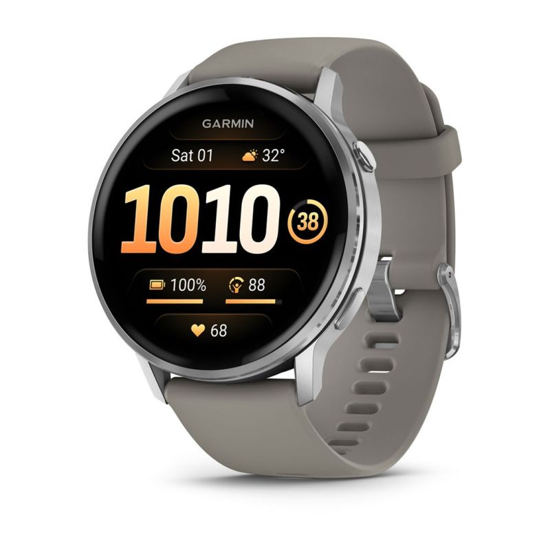 Garmin Venu 4 45 mm-es okosóra ezüst színű kerettel és szürke szilikonszíjjal, bekapcsolt kijelzővel, enyhén oldalnézetből