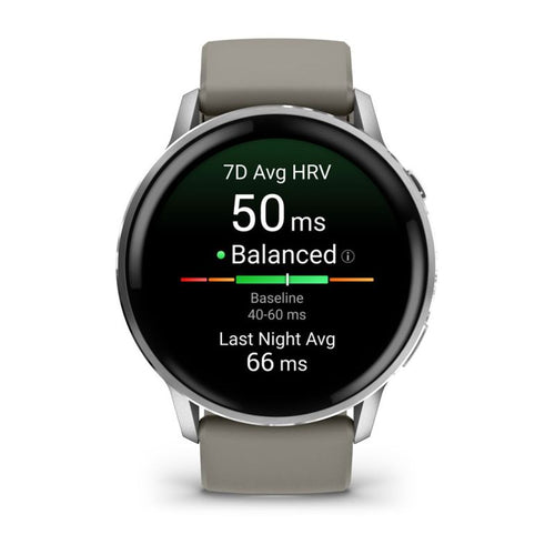 Garmin Venu 4 45 mm-es okosóra ezüst kerettel és szürke szilikonszíjjal, szemből nézve, a kijelzőn a HRV állapot kijelzésével