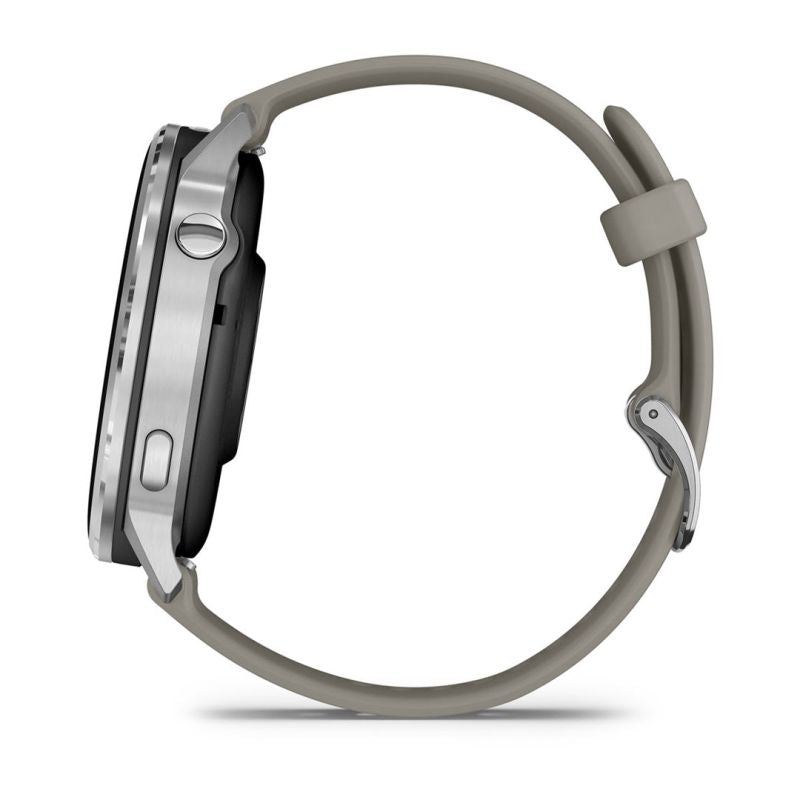 Garmin Venu 4 45 mm-es okosóra ezüst rozsdamentes acél kerettel és szürke szilikonszíjjal, profilból a jobb oldali kezelőgombokkal