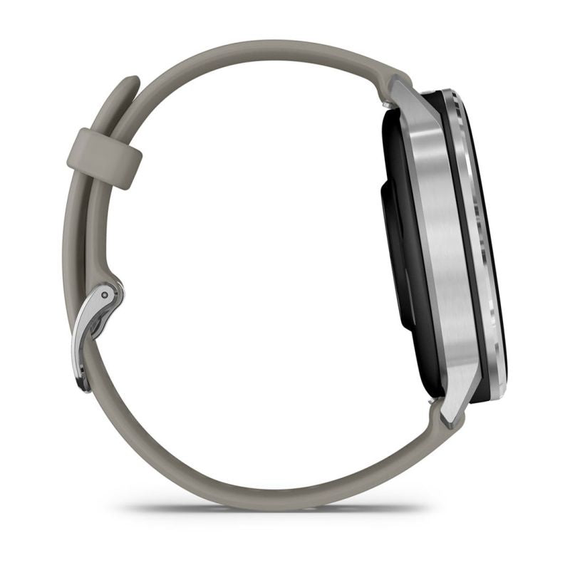 Garmin Venu 4 45 mm-es okosóra ezüst kerettel és szürke szilikonszíjjal, oldalnézetből, jól látható gombokkal és a tok vastagságával