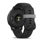 Garmin vívoactive 5 okosóra hátlapja precíziós csuklópulzus-mérő és véroxigénszint-szenzor, valamint a szabványos Garmin töltőcsatlakozó az Ifitcore webshopban.