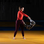 Sportoló nő funkcionális edzést végez HMS bolgárzsákkal, teljes testet megdolgoztató gyakorlat közben