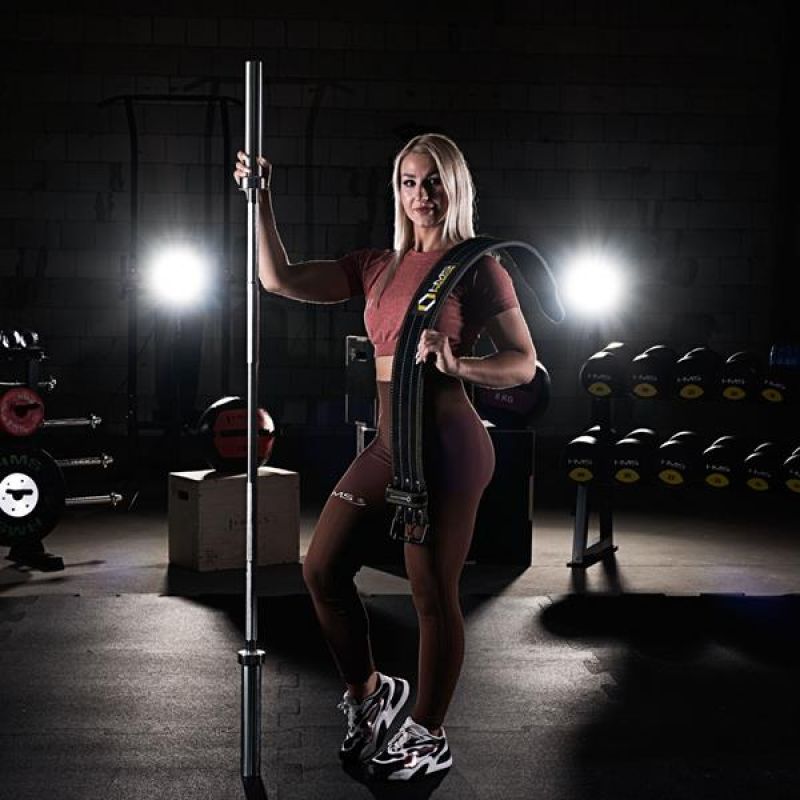 HMS GO180 olimpiai egyenes súlyzórúd edzőtermi környezetben, professzionális erőedzéshez tervezve
