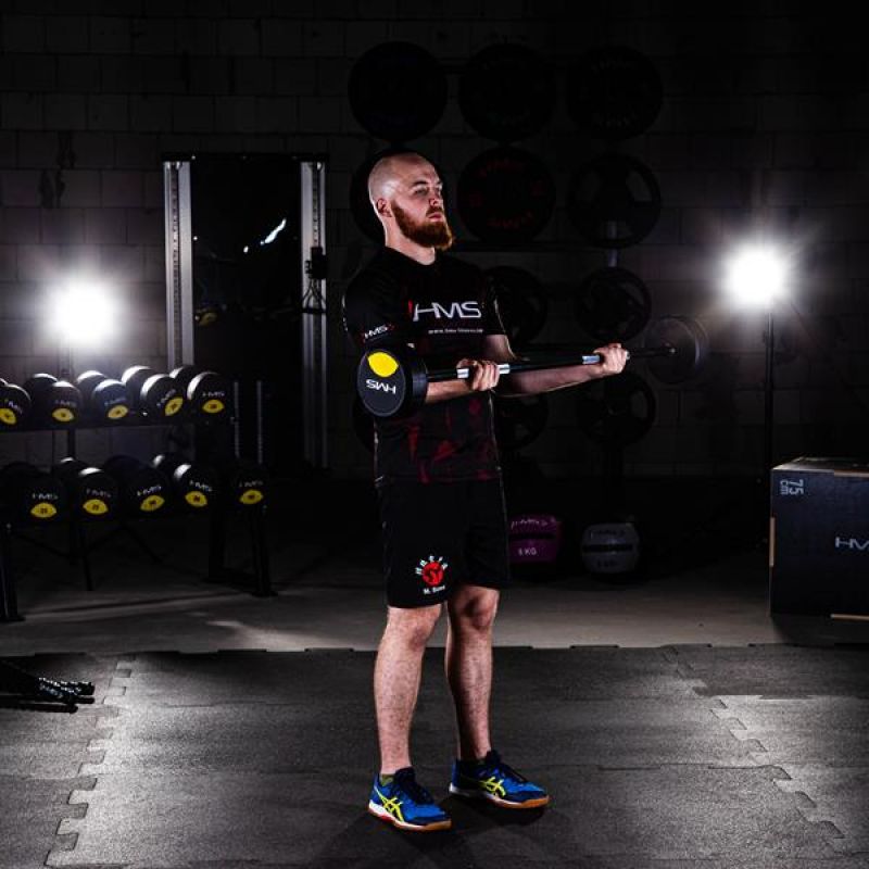 HMS GSG-20 gumírozott fix súlyzórúd használat közben edzőtermi környezetben