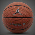 Jordan Hyper Elite kosárlabda: klasszikus barna színű, kiváló tapadású labda beltéri és kültéri játékhoz a legendás Jumpman logóval.