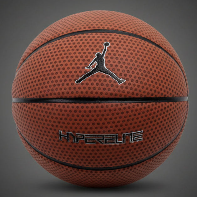 Jordan Hyper Elite kosárlabda: klasszikus barna színű, kiváló tapadású labda beltéri és kültéri játékhoz a legendás Jumpman logóval.
