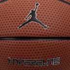 Air Jordan Jumpman logó és Hyper Elite felirat közelről: mély barázdák és kompozit anyagú rücsökös felület a tökéletes labdakezelésért.