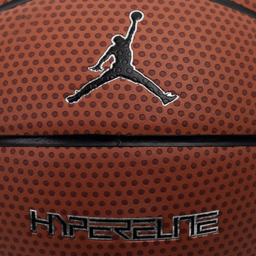 Air Jordan Jumpman logó és Hyper Elite felirat közelről: mély barázdák és kompozit anyagú rücsökös felület a tökéletes labdakezelésért.