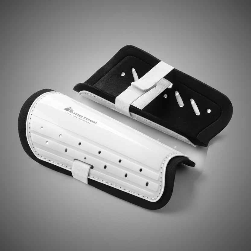 Meteor futball sípcsontvédő hátoldali kialakítása rugalmas rögzítőpánttal és kényelmes EVA belső réteggel.