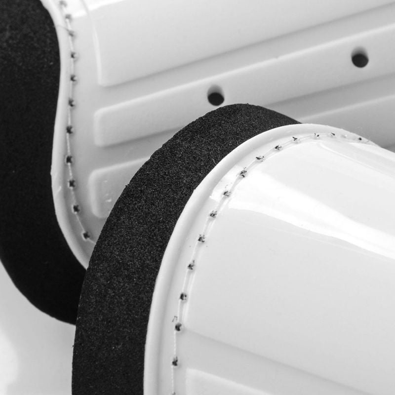 Meteor sípcsontvédő részletkép, ütéscsillapító EVA habszegéllyel és perforált külső résszel.