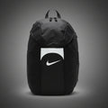 Nike fekete sport hátizsák elölnézete edzéshez és mindennapi használatra