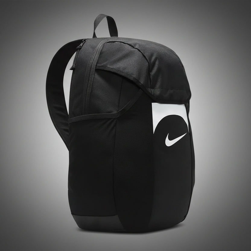 Fekete Nike hátizsák oldalnézete fehér pipával és praktikus oldalzsebekkel