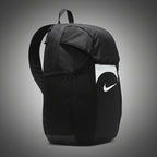 Fekete Nike hátizsák oldalnézete fehér pipával és praktikus oldalzsebekkel